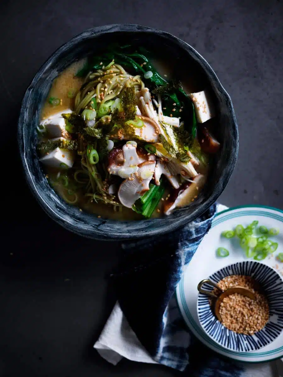 Soupe miso aux nouilles avec champignons & gingembre — KACHEN