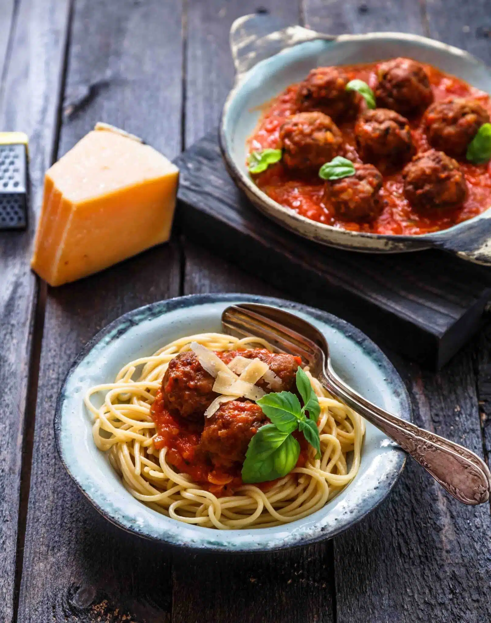 Spaghetti avec boulettes de viande et sauce tomate — KACHEN